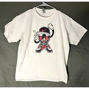 Nike T-shirt Soccer Ball Graphic T-shirt white crewneck Medium Mens shirt